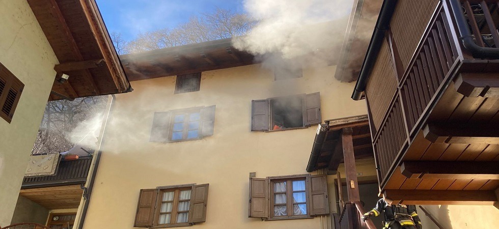 Le fiamme devastano un appartamento a Mezzolombardo: sul posto i pompieri salvano diversi animali rimasti all'interno
